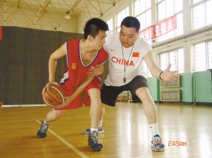 刻苦训练篮球时如何避免受伤的建议_1